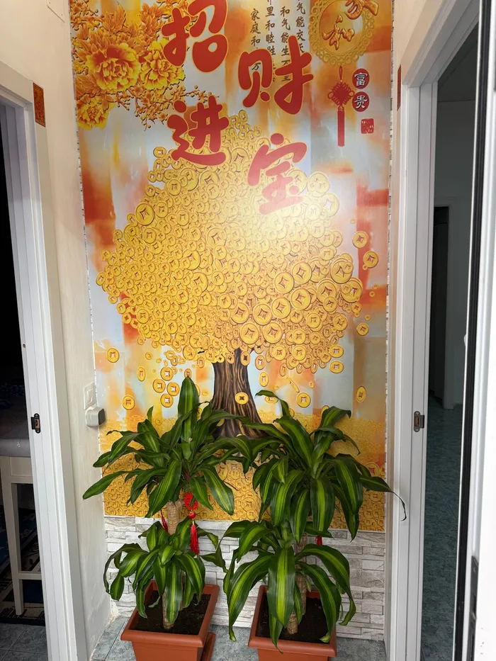 Pasillo con un gran mural dorado y dos plantas