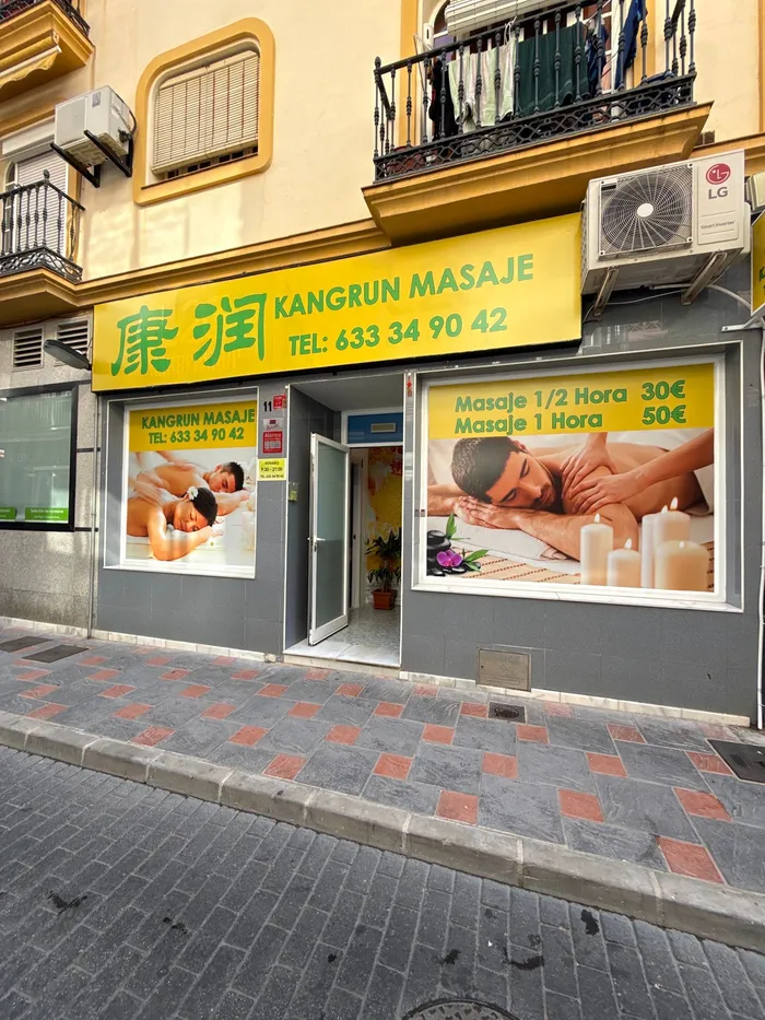 Fachada de Kangrun Masaje con el cartel amarillo en la calle Cuesta