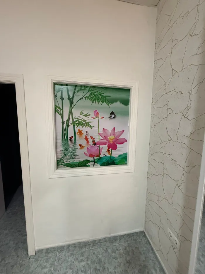 Pasillo blanco con un cuadro de flores de loto